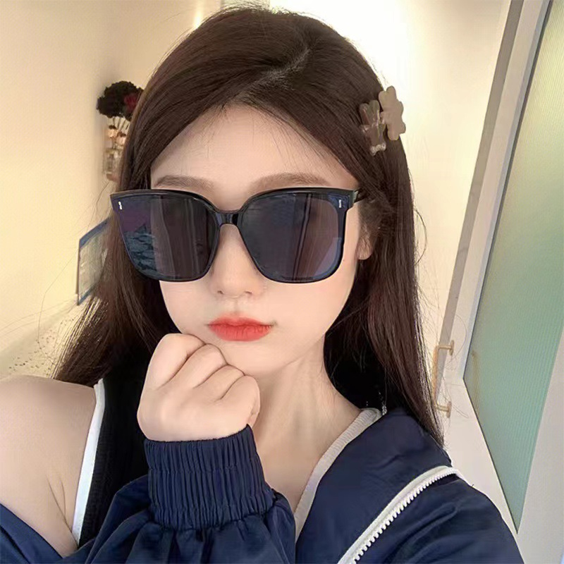 Large-frame sunglasses, stylish and suitable for both men and women, perfect for summer sun protection.