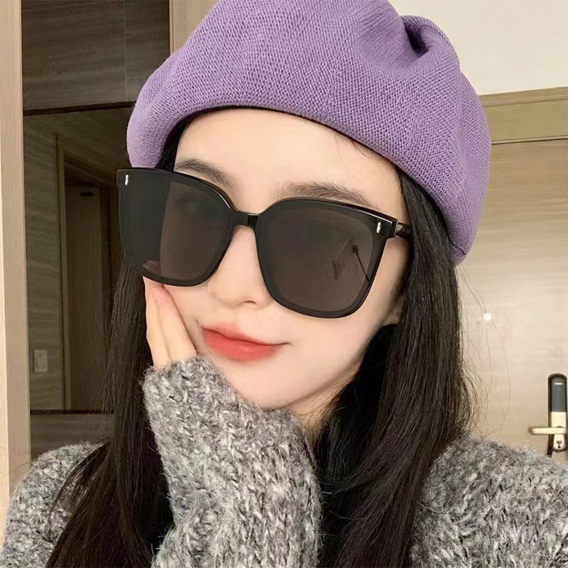 Large-frame sunglasses, stylish and suitable for both men and women, perfect for summer sun protection.