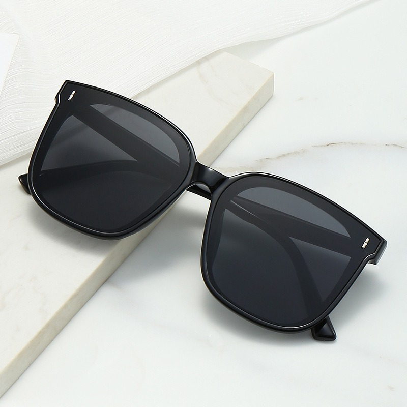 Large-frame sunglasses, stylish and suitable for both men and women, perfect for summer sun protection.